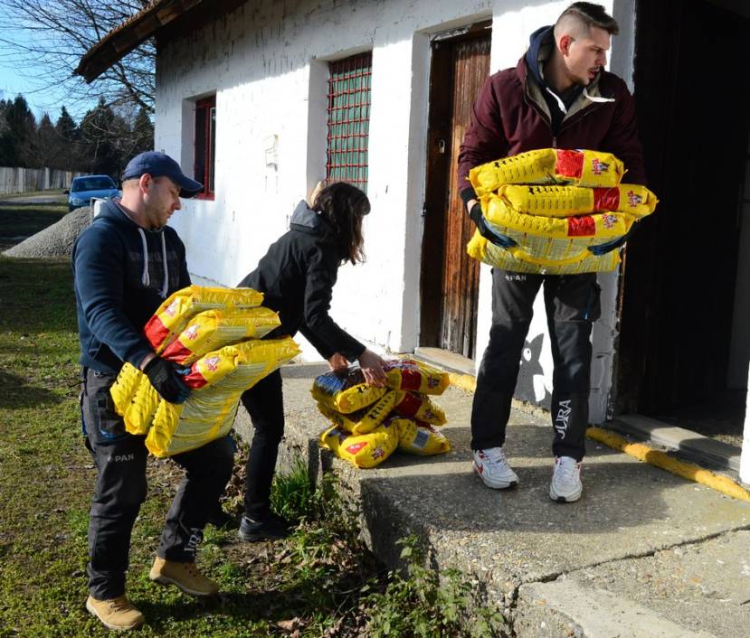 Donacija pseće hrane Udruzi Šinterice dobra srca