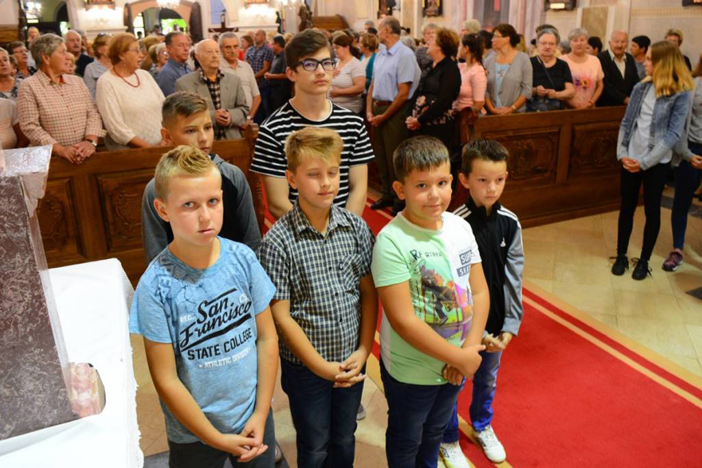 Mališani na misi u župnoj crkvi u Močilama