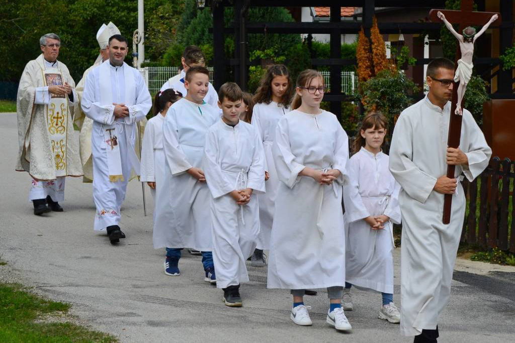 35 godina župe u Močilama - procesija i ministranti