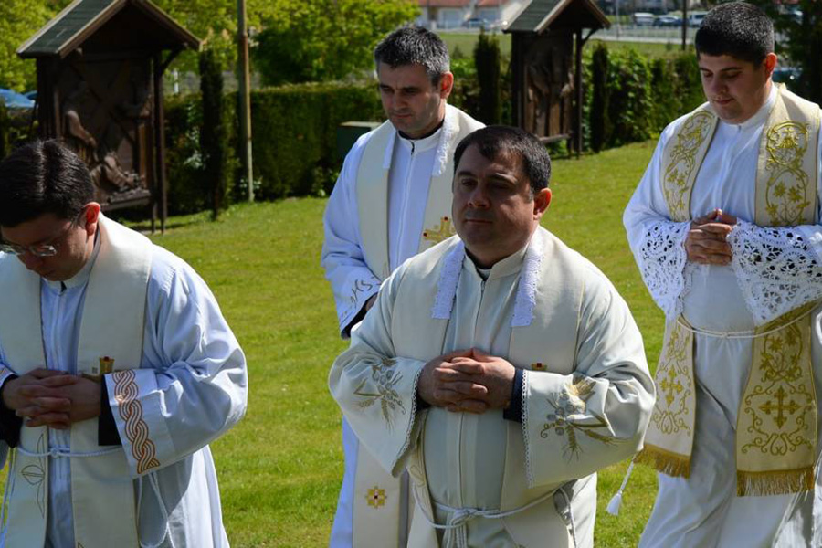 Uskrsni ponedjeljak u Močilama - svećenici