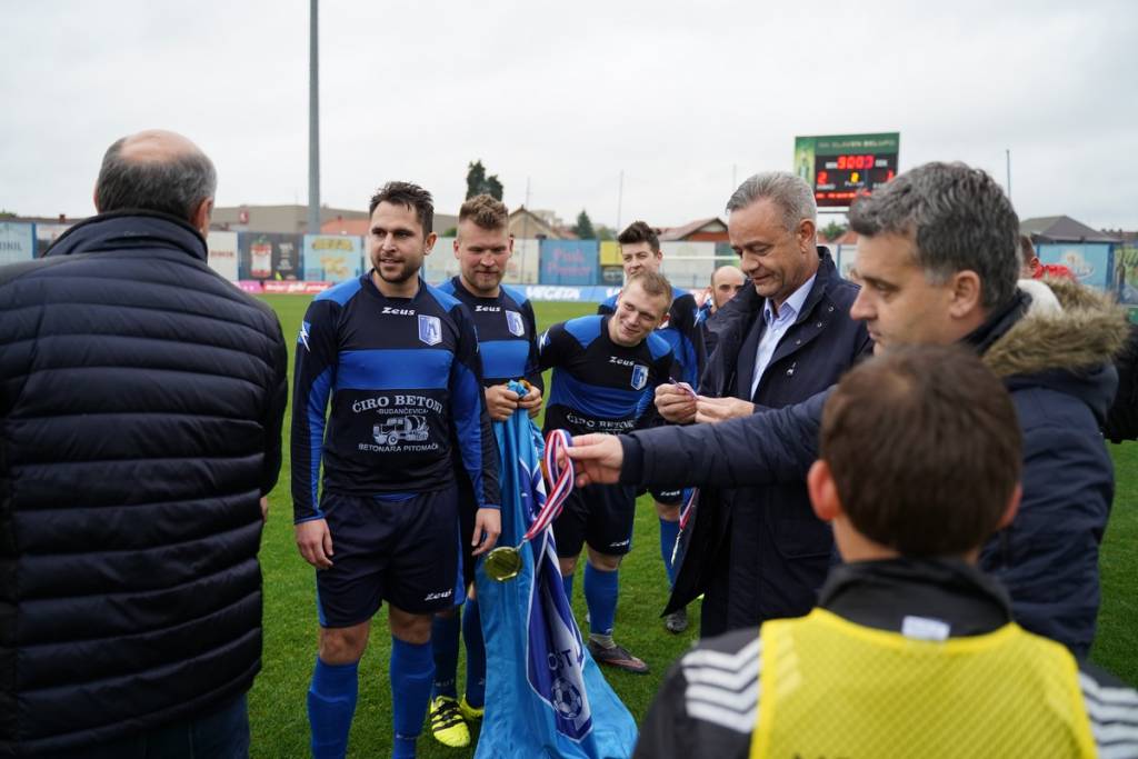 Nogometaši Mladosti iz Kloštra Podravskog nakon osvojenog Županijskog kupa