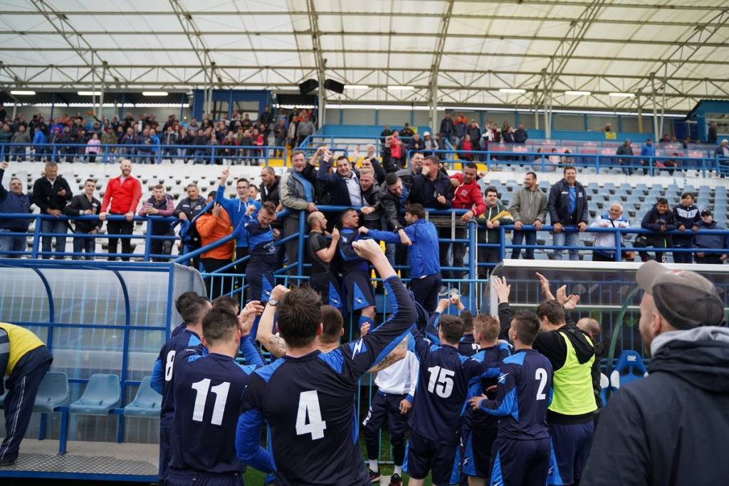Nogometaši Mladosti iz Kloštra Podravskog i slavlje njihovih navijača nakon osvojenog Županijskog kupa