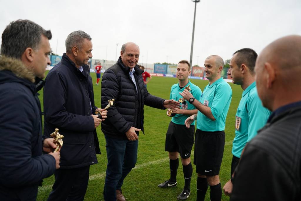 Danijel Lončar, Darko Koren i Robert Markulin uručuju nagrade nogometnim sucima za odsuđeno finale Županijskog kupa