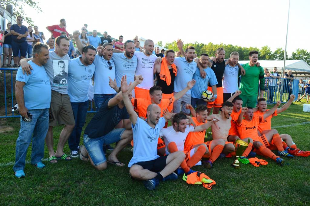 Slavlje nogometaša Močila nakon osvojenog naslova prvaka u Trećoj ŽNL