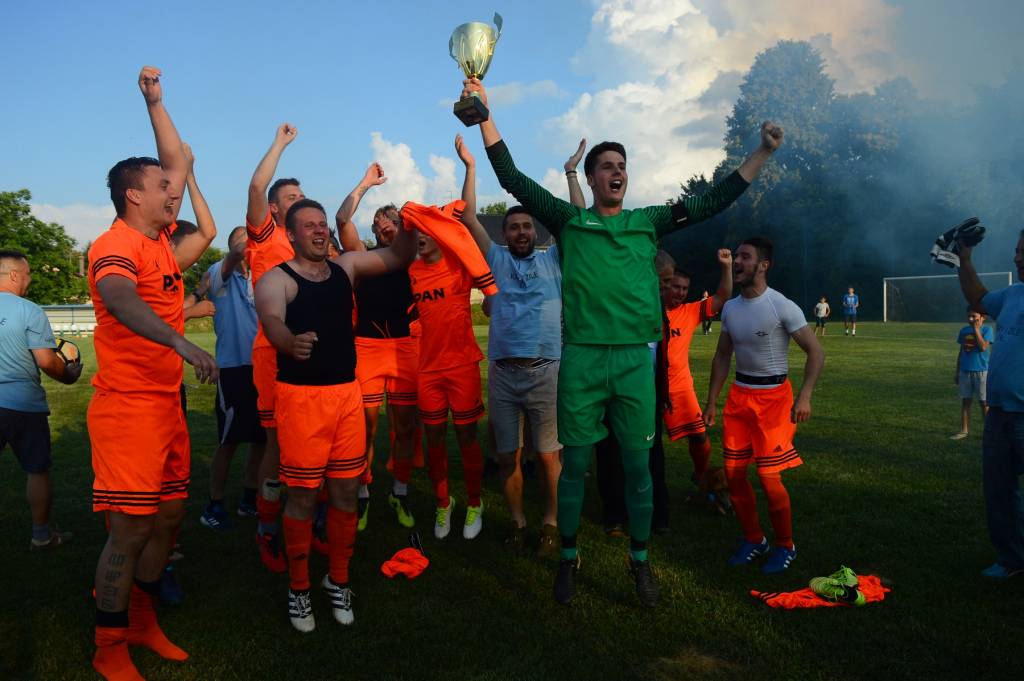 Slavlje nogometaša Močila nakon osvojenog naslova prvaka u Trećoj ŽNL - Filip Kodrič
