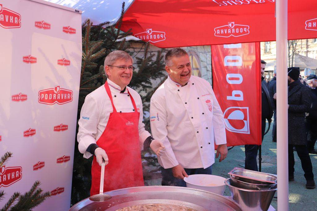 Podjela ribica na Badnjak u Koprivnici