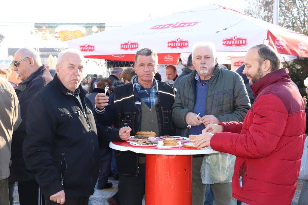 Podjela ribica na Badnjak u Koprivnici