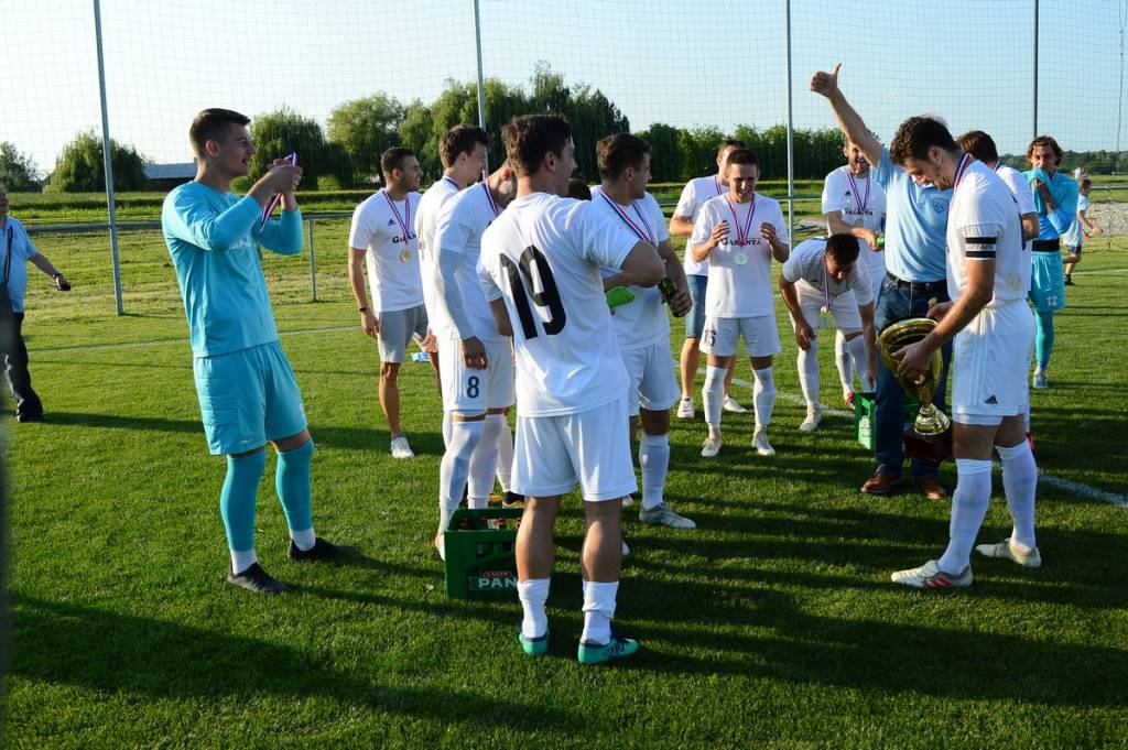 Igrači Tehničara iz Cvetkovca nakon osvojenog naslova u Četvrtoj nogometnoj ligi