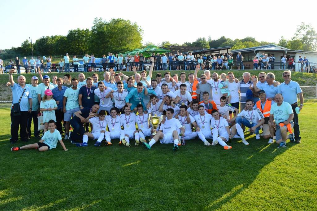 Igrači i navijači Tehničara iz Cvetkovca nakon osvojenog naslova u Četvrtoj nogometnoj ligi