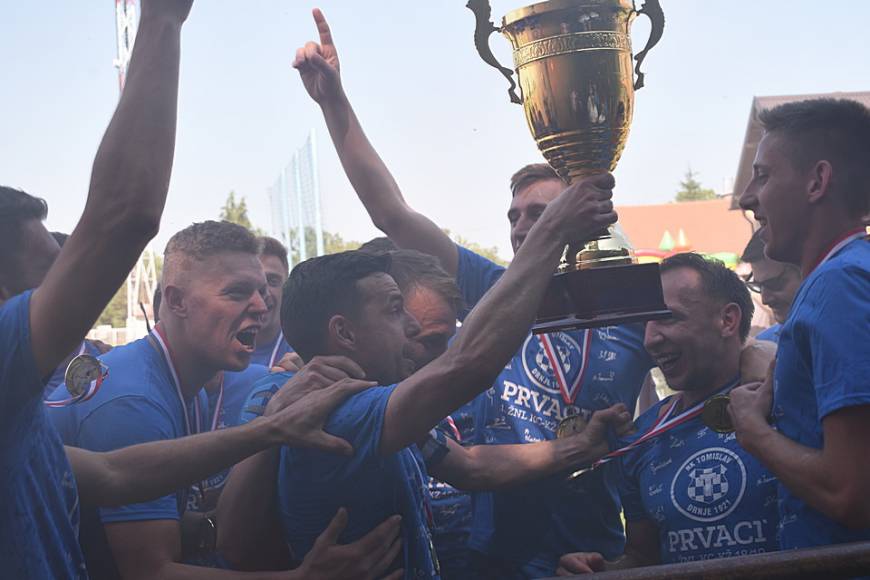 Slavlje nogometaša Tomislava iz Drnja nakon osvojenog naslova u Prvoj ŽNL
