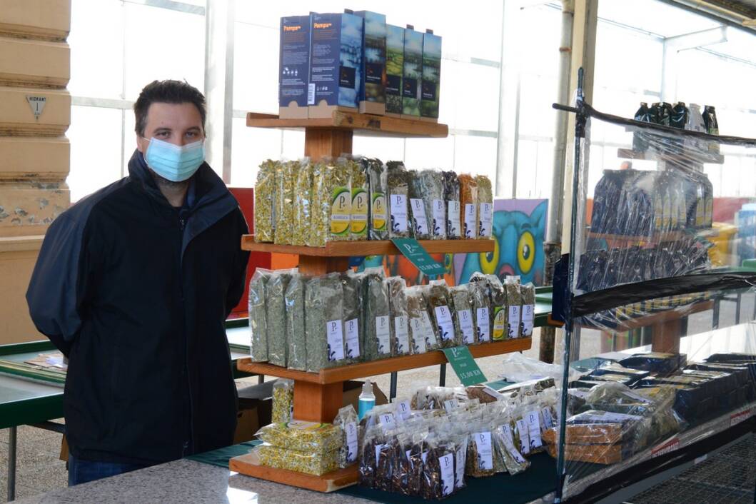 Domagoj Krznarić prodaje čajeve na koprivničkoj tržnici