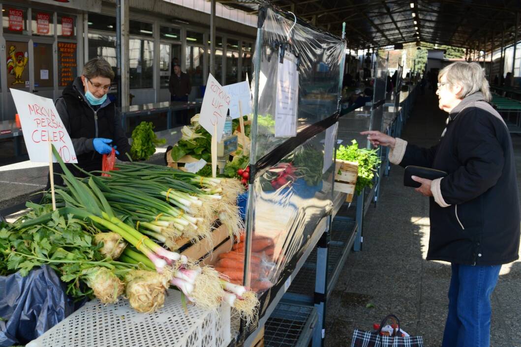 Prodavači i kupci na koprivničkoj tržnici u doba koronavirusa