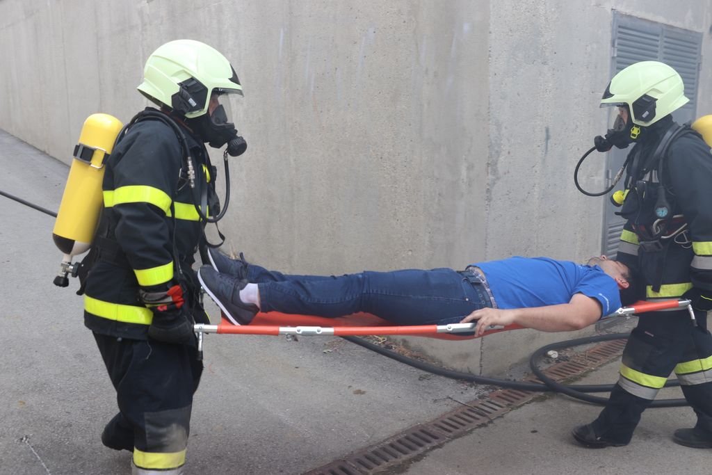 Vatrogasci na vježbi na koprivničkim bazenima Cerine