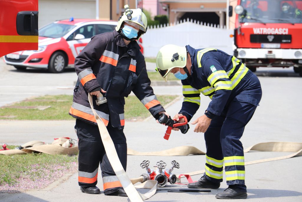 Vatrogasci na vježbi na koprivničkim bazenima Cerine