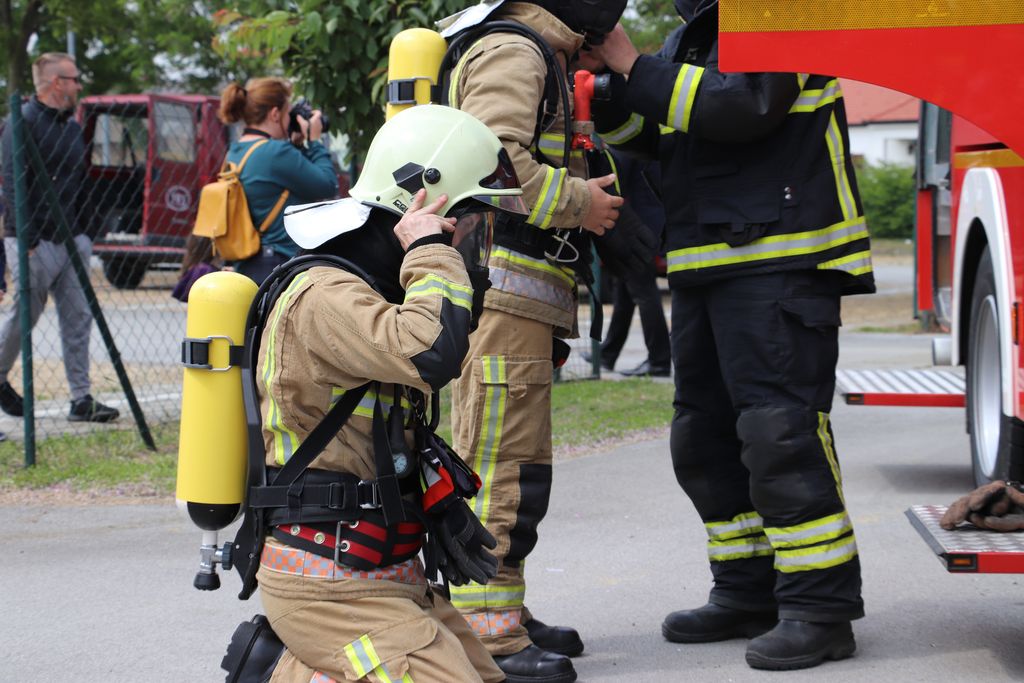 Vatrogasci na vježbi na koprivničkim bazenima Cerine