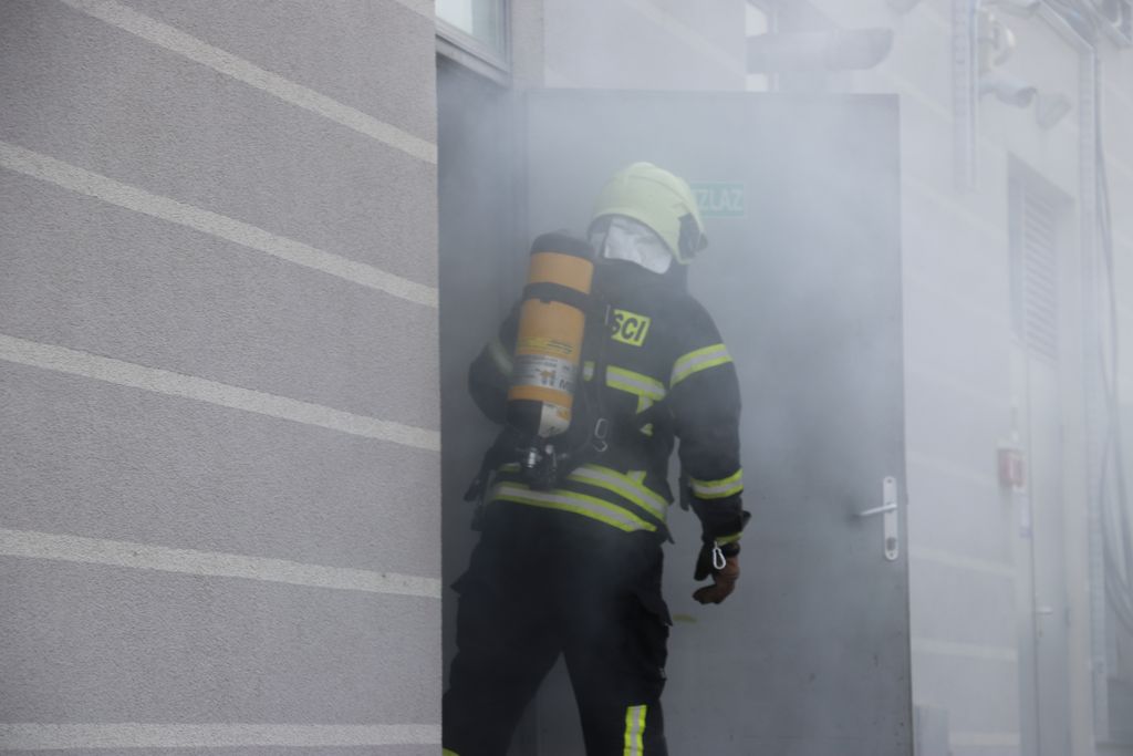 Vatrogasci na vježbi na koprivničkim bazenima Cerine