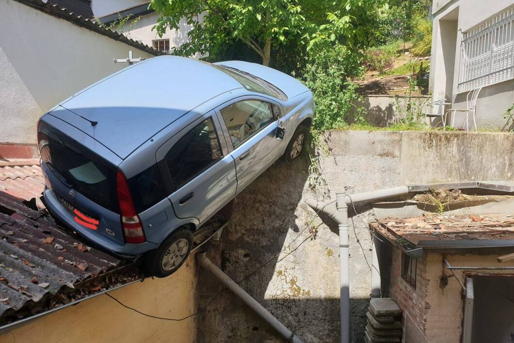 Automobil na krovu kuće