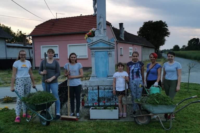 Članice udruge Crvene Ruže uređuju okoliš u Botinovcu