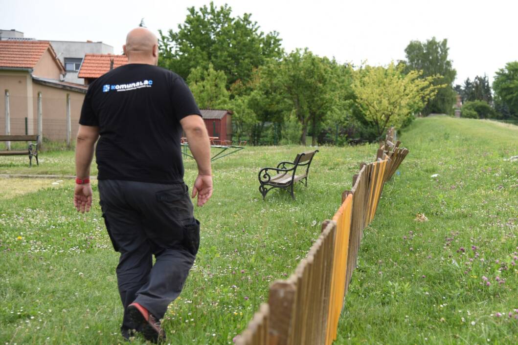 Radnik Komunalca popravlja ogradu na dječjem igralištu u Koprivnici