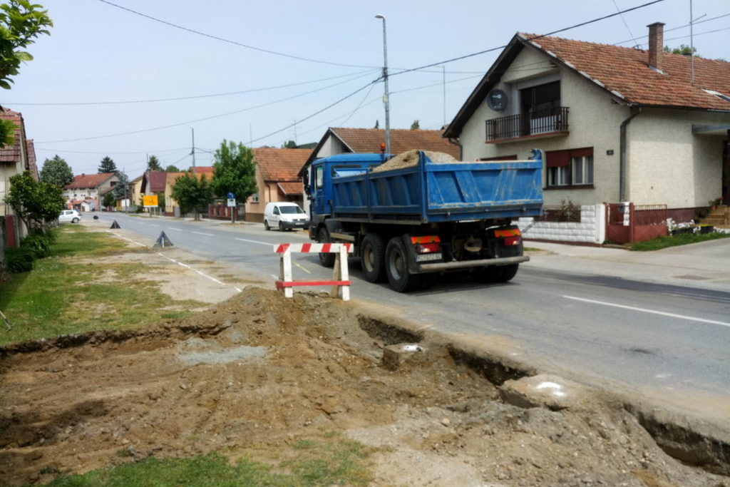 Radovi na proširenju kolnika i postavi rubnjaka u Ulici bana Jelačića u Đurđevcu