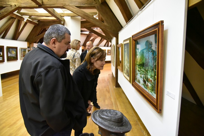 Posjetitelji na izložbi naive u Muzeju Grada Đurđevca