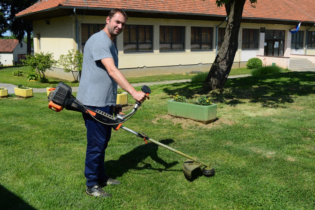 Košnja trave na sportskom objekru u Glogovcu