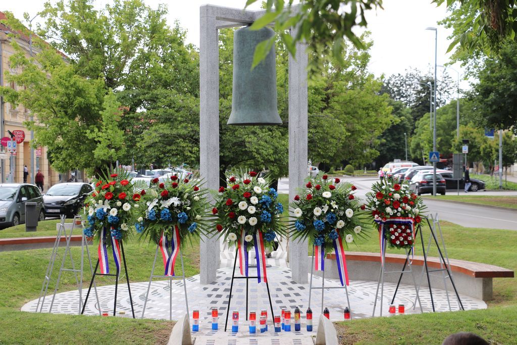 Uoči Dana državnosti položeni vijenci i zapaljene svijeće kod Spomenika hrvatskoj slobodi