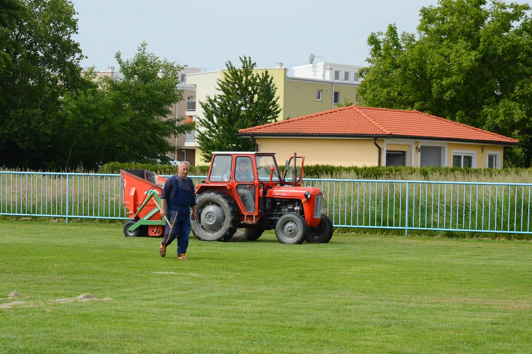 Radna akcija na igralištu u Miklinovcu