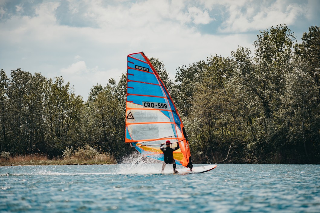 Windsurfing na jezeru Šoderica // Foto: Luka Krušec / LuMedia