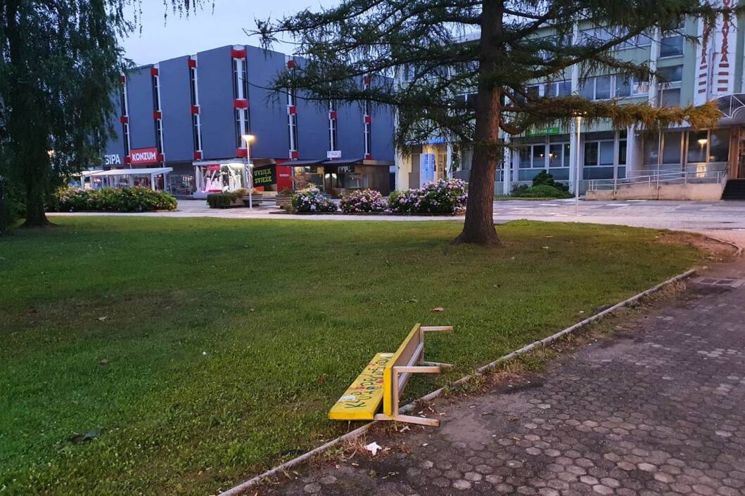Klupa prijateljstva u Koprivnici vandali su odnijeli iz parkića i bacili
