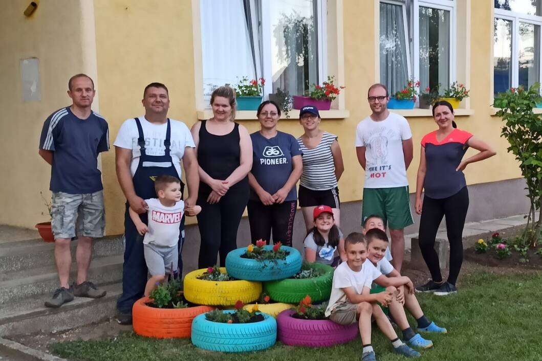 Učenici i roditelji s učiteljicom nakon odlično odrađenog posla // Foto: Samir Utegurovich