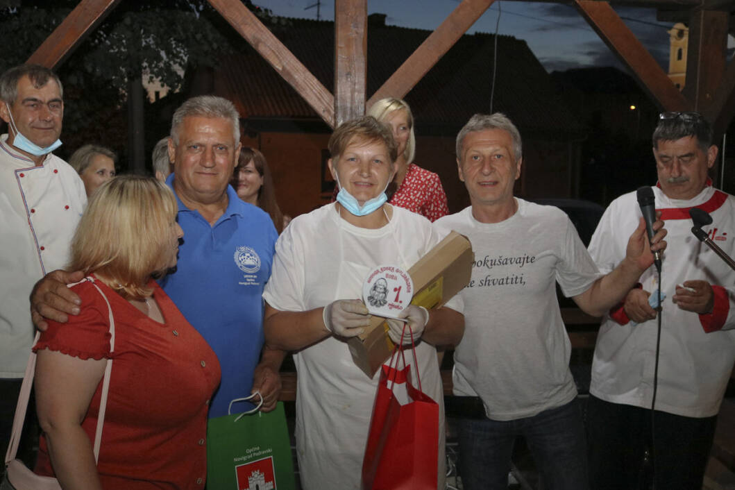 Udruga žena Delovi osvojila prvo mjesto na Novigradskoj guljašijadi