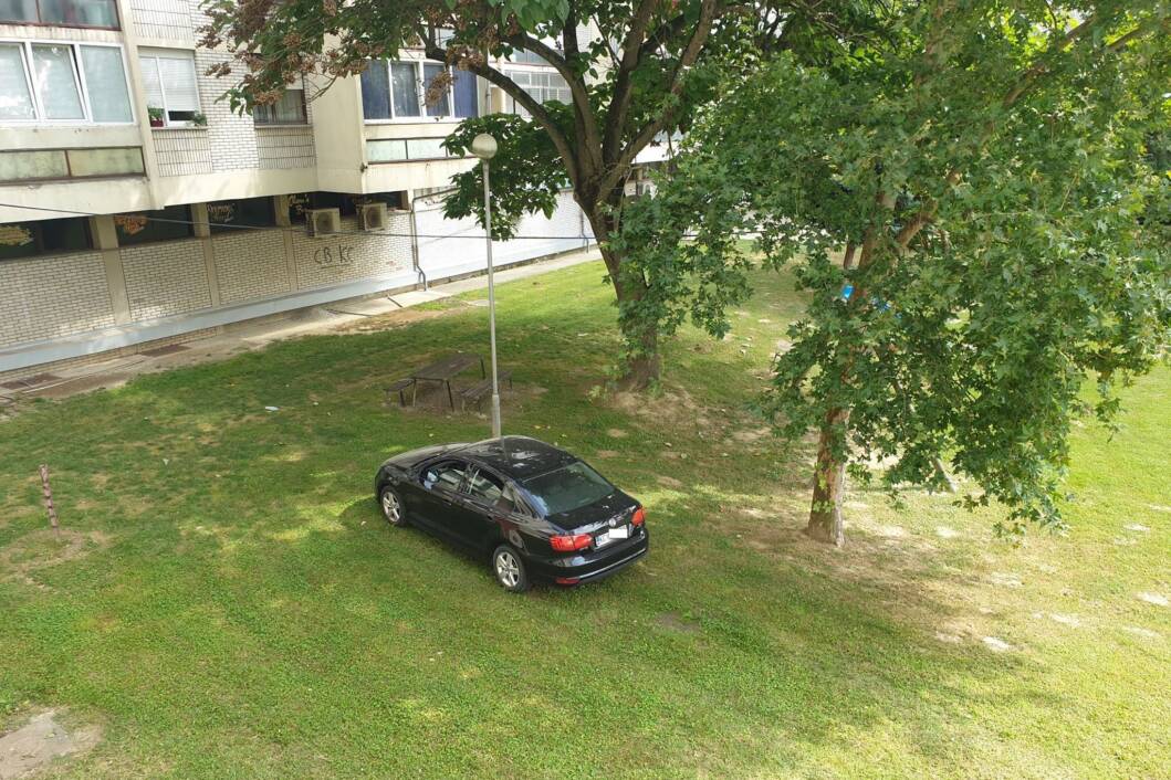 Nepropisno parkiranje na zelenoj površini