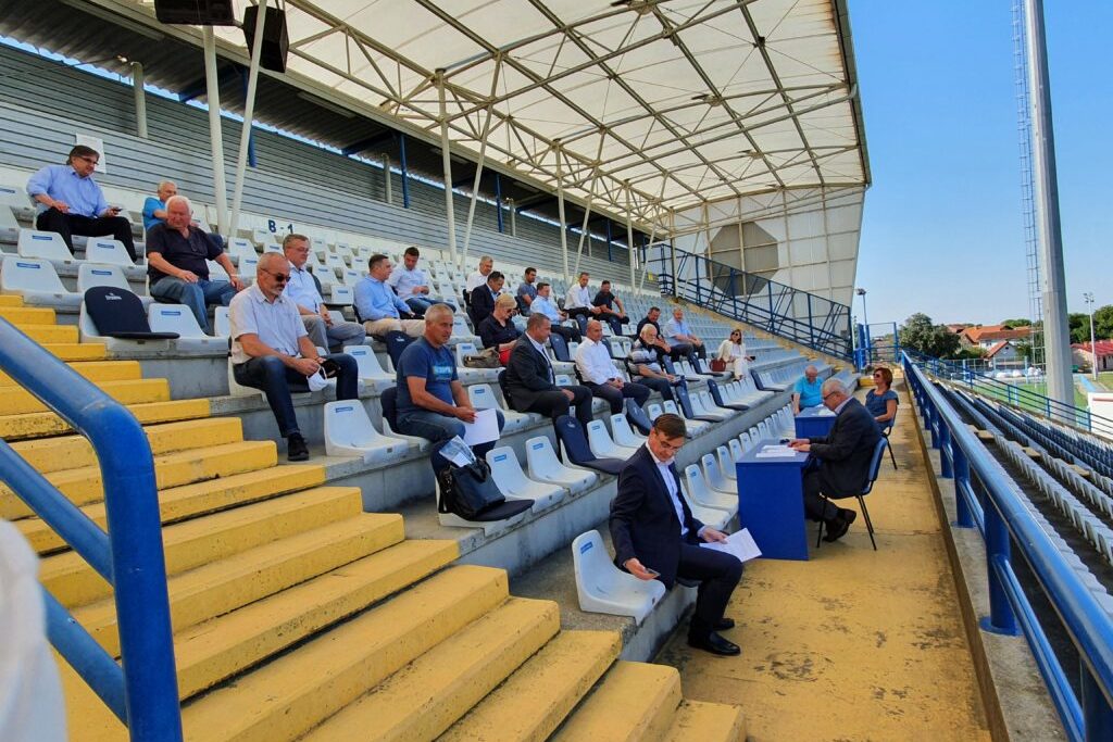 Skupština NK Slavena Belupa na tribinama koprivničkog stadiona