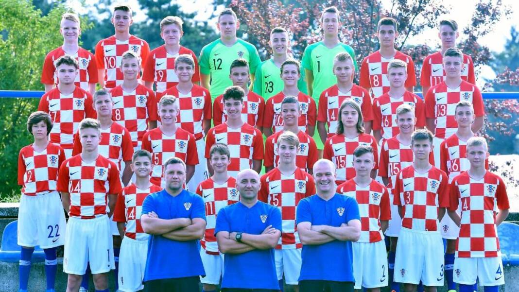 Izbornik Sergej Milivojević sa svojim stožerom i U-15 reprezentativcima Hrvatske // Foto: HNS