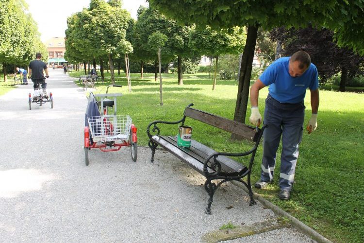 Bojanje klupa u koprivničkom parku