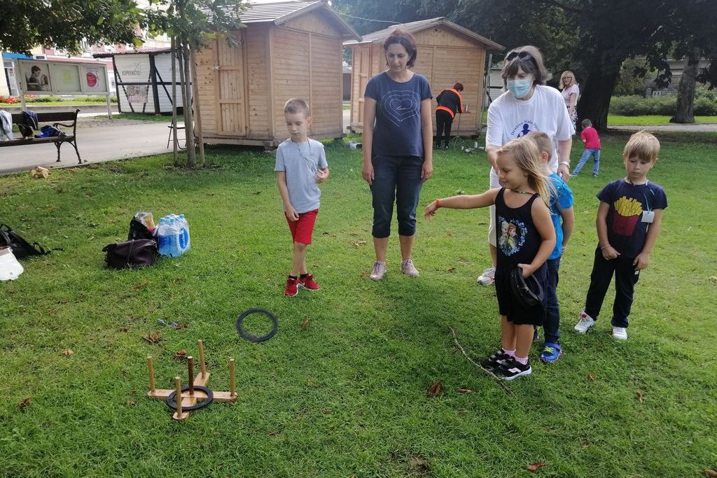 Djeca iz dječjeg vrtića Tratinčica u koprivničkom parku