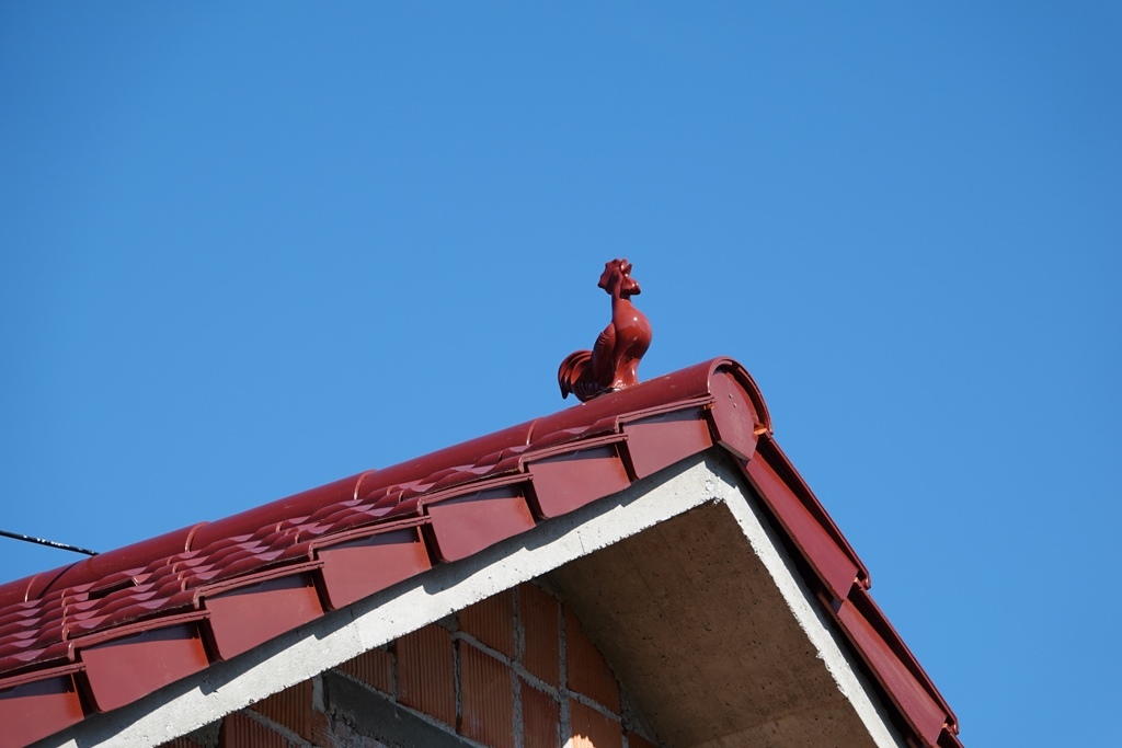 Stilizirani pijetao na krovu kuće u Đurđevcu