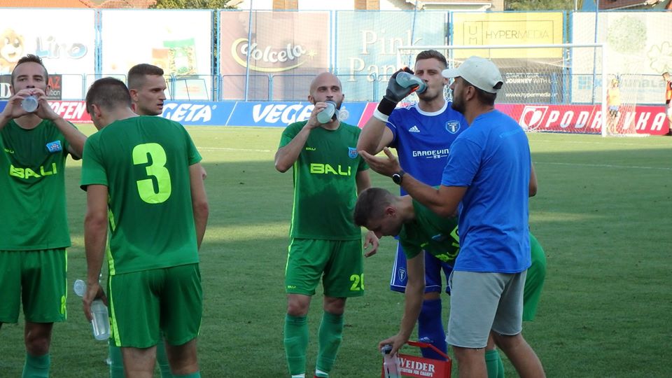 Nogometaši Tehnike Koprivnice u trenutku odmora