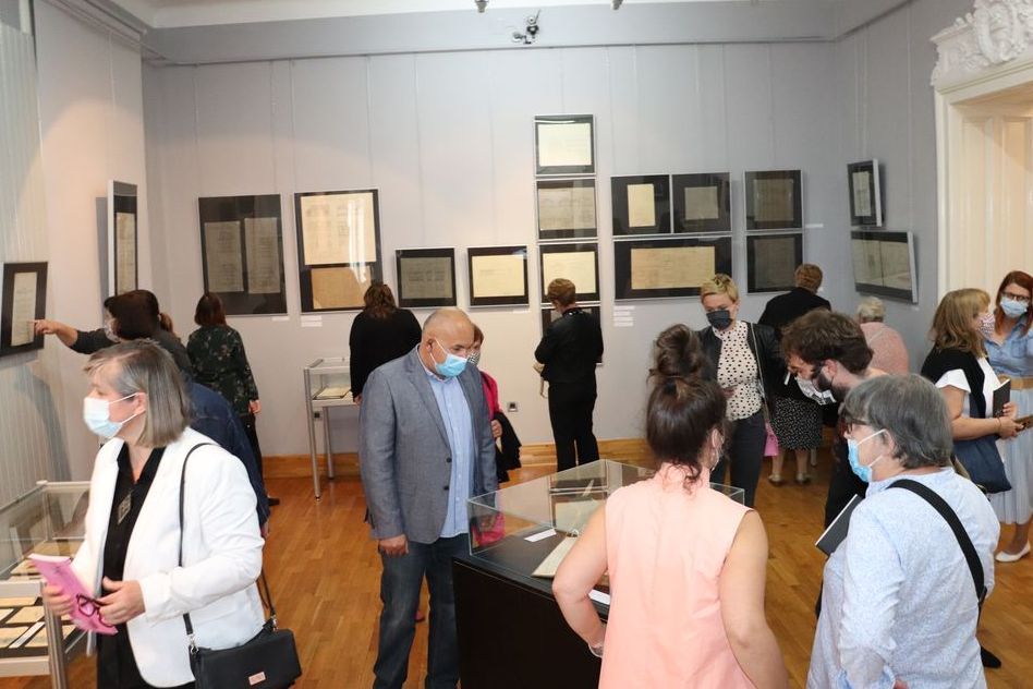 U koprivničkoj Galeriji otvorena izložba 'ONI I MI – Povijest javnog zdravstva u Koprivnici i okolici'