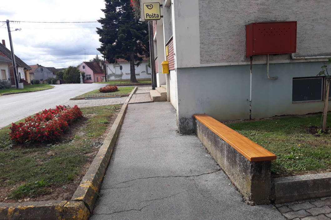 Postavljena klupa kod pošte u Novigradu Podravskom