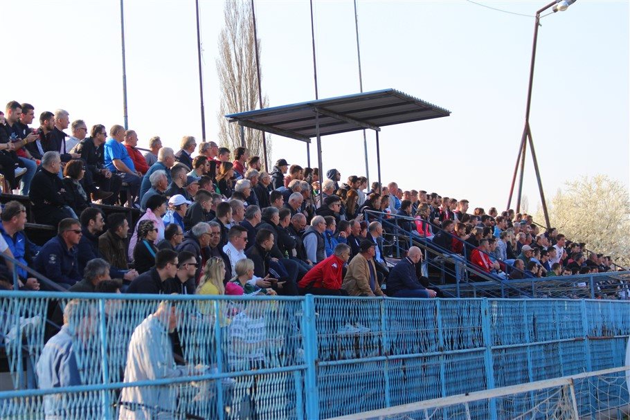 Navijači na tribinama stadiona u Križevcima