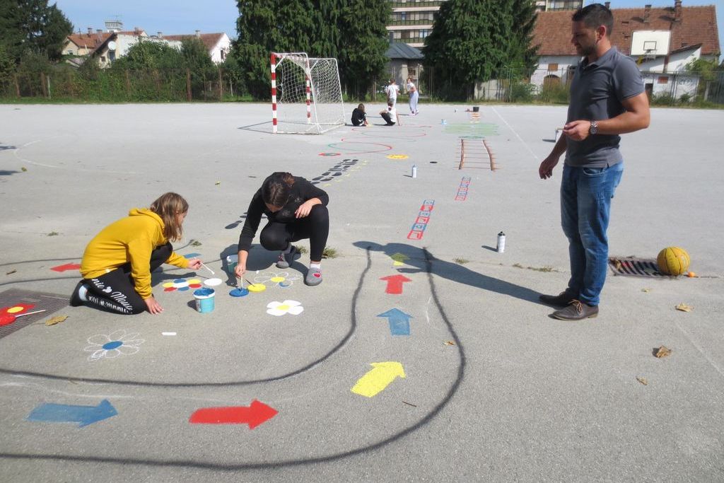 Školarci iz Đure Estera na školskom igralištu oslikali poligon za tjelesnu aktivnost 