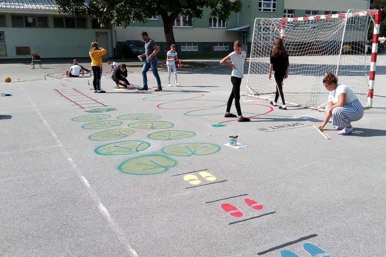 Školarci iz Đure Estera na školskom igralištu oslikali poligon za tjelesnu aktivnost
