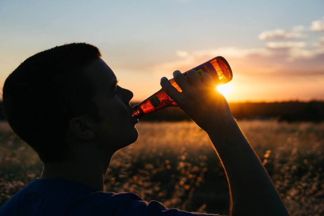 Čovjek pije pivo