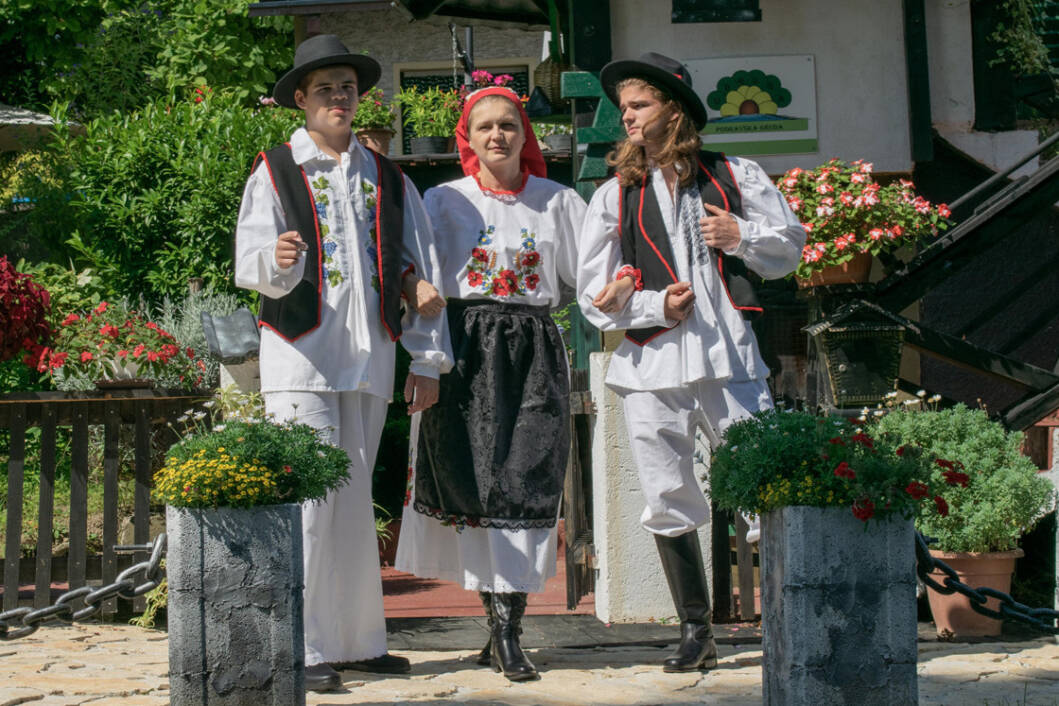 Udruga Podravska gruda prezentirala narodne nošnje s područja općine Rasinja