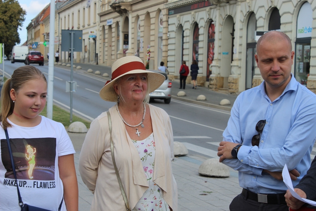 U Križevcima otkrivena skulptura djevojčice na romobilu