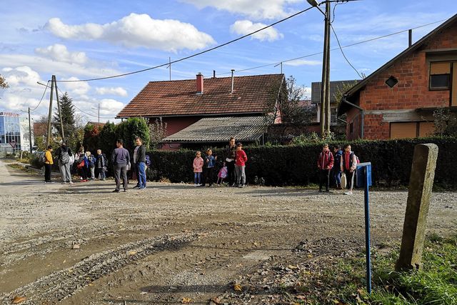 Učenici iz Močila čekaju školski autobus