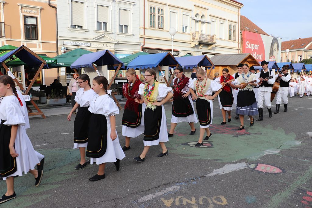 Na koprivničkom Zrinskom trgu održan Međunarodni susret dječjih folklornih grupa U bakinom krilu