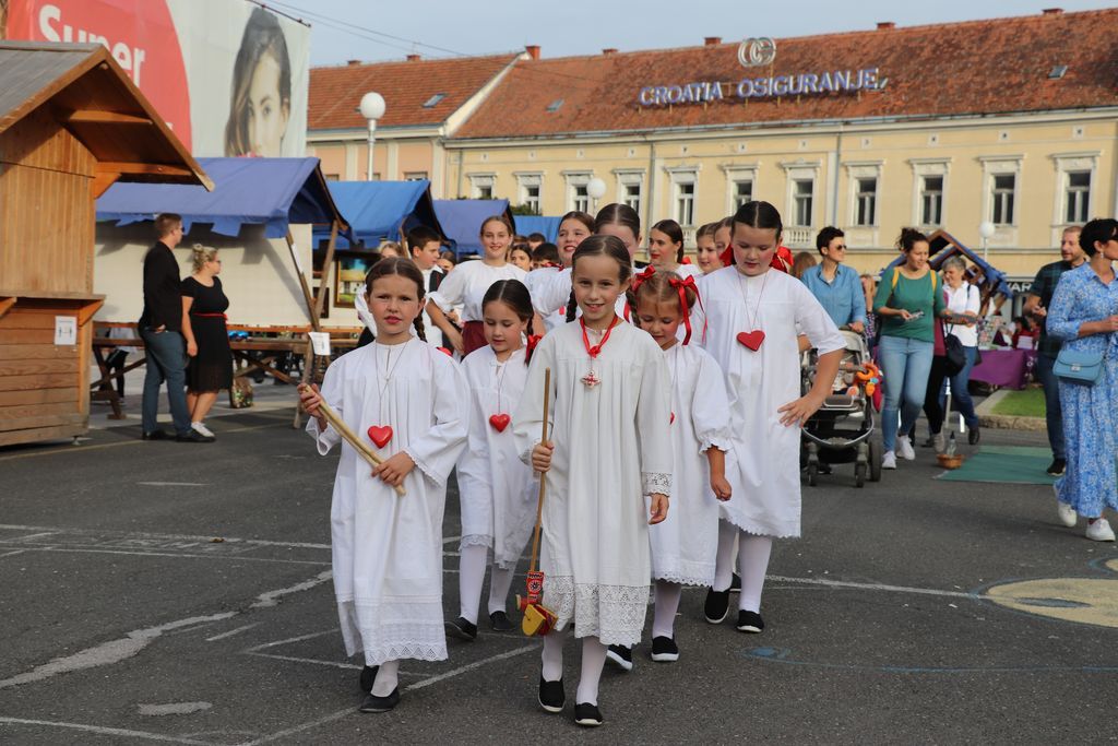 Na koprivničkom Zrinskom trgu održan Međunarodni susret dječjih folklornih grupa U bakinom krilu